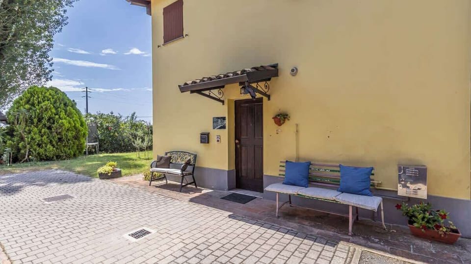 Facciata esterna con ingresso