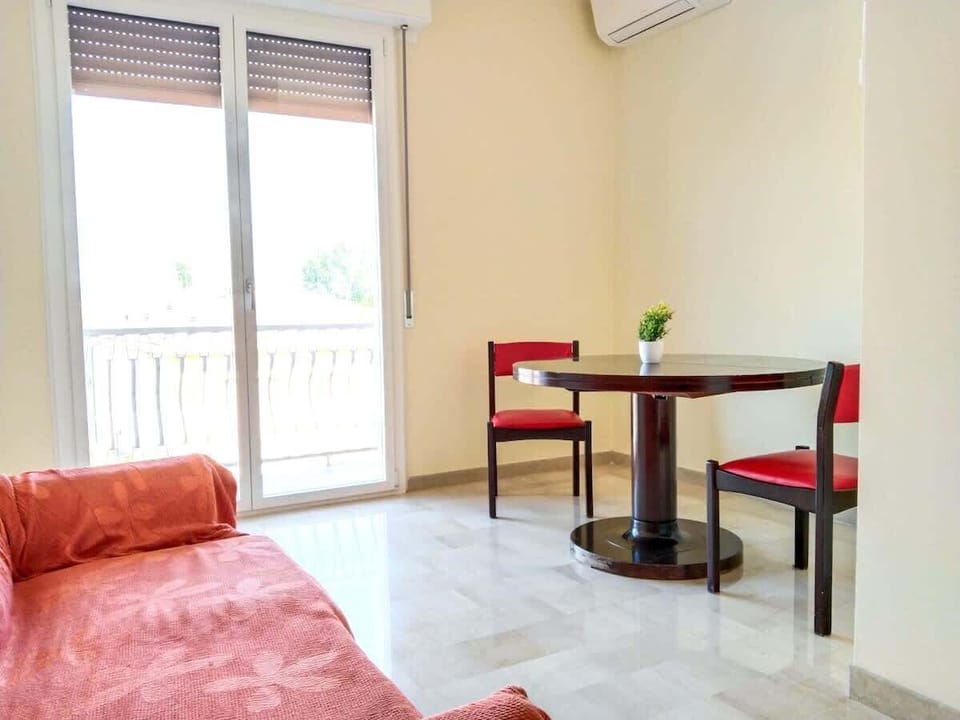 Soggiorno e balcone condivisi con aria condizionata