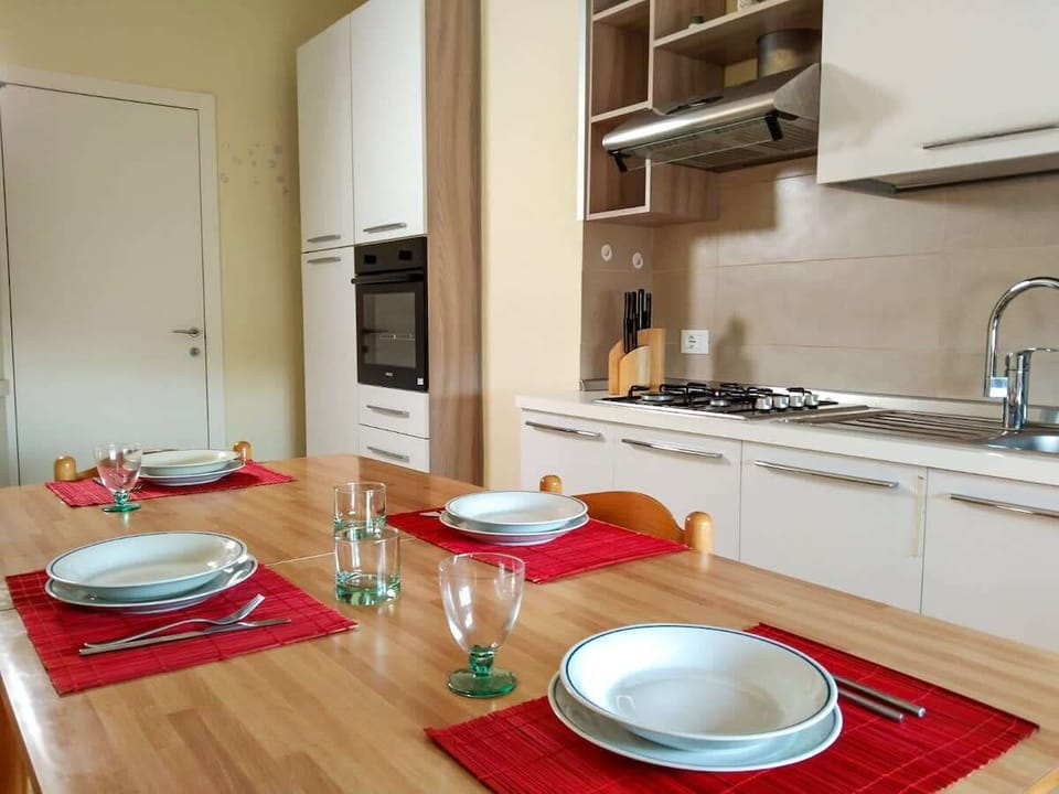 Tavolo da pranzo e cucina condivisa attrezzata