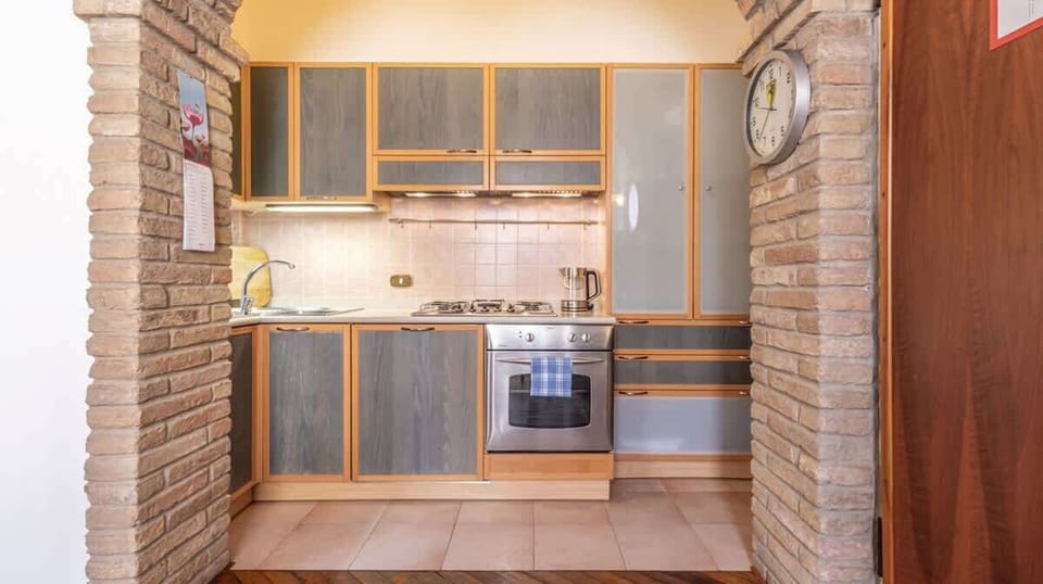 Cucina attrezzata dotata di forno, bollitore e fornelli 