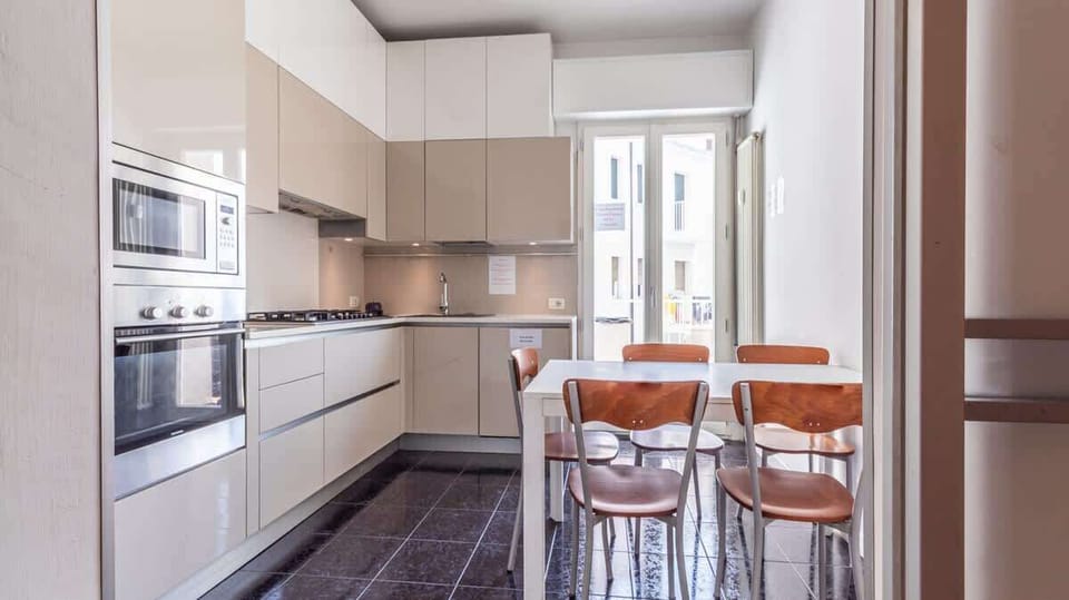 cucina abitabile luminosa condivisa con balcone