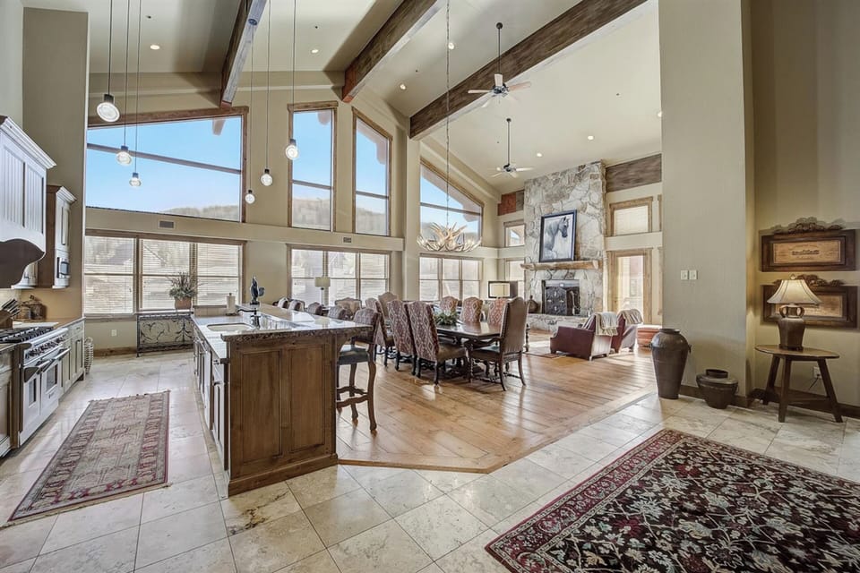 High ceilings and lots of light, what more do you need?