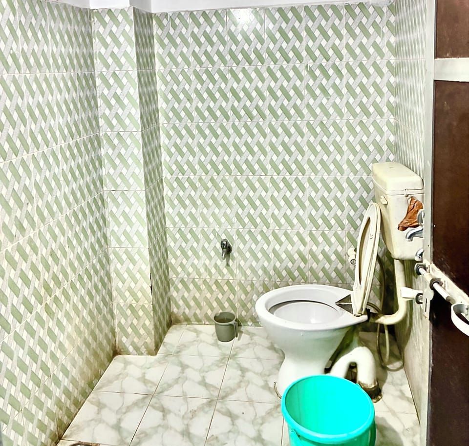 Basic Double Room | Bathroom | Free toiletries, towels, soap, shampoo