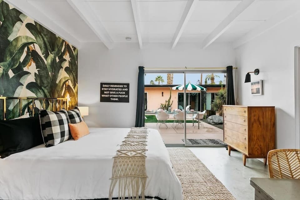 7 rooms surround the pool.