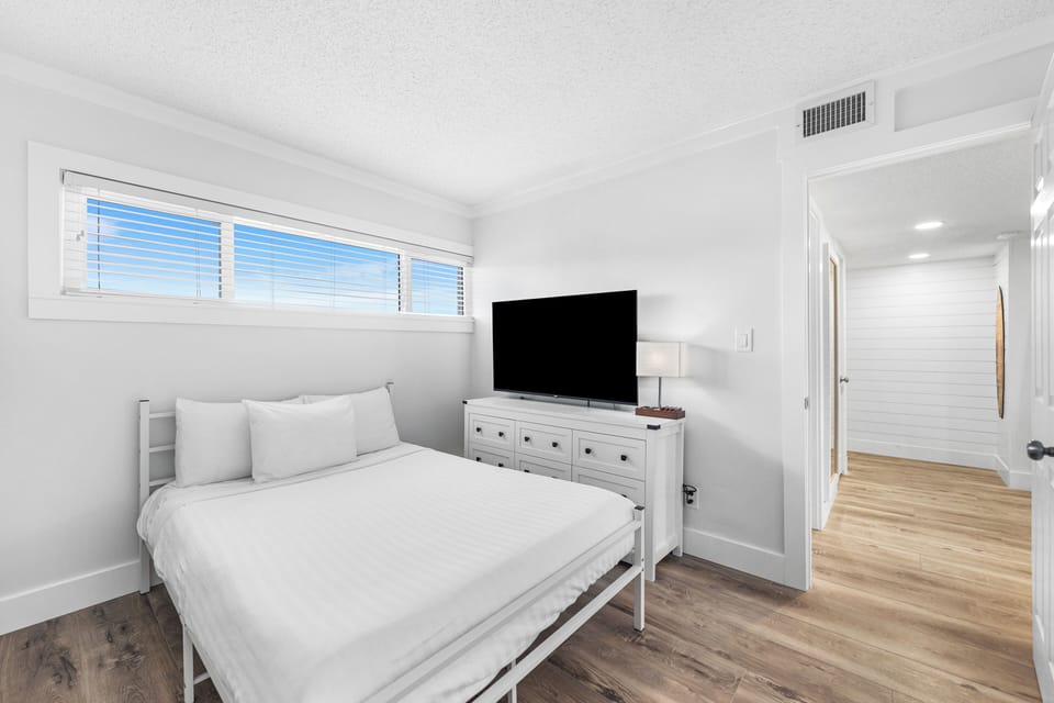 Convenient & Comfortable – Features dresser storage and sleeping