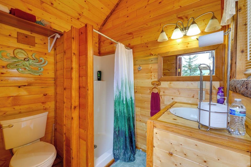 Lakefront Bliss! Ultimate Soldotna Retreat w/ Deck Apartment in Ridgeway