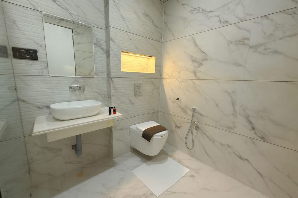 Executive Room | Bathroom | Bathtub, free toiletries, towels, soap