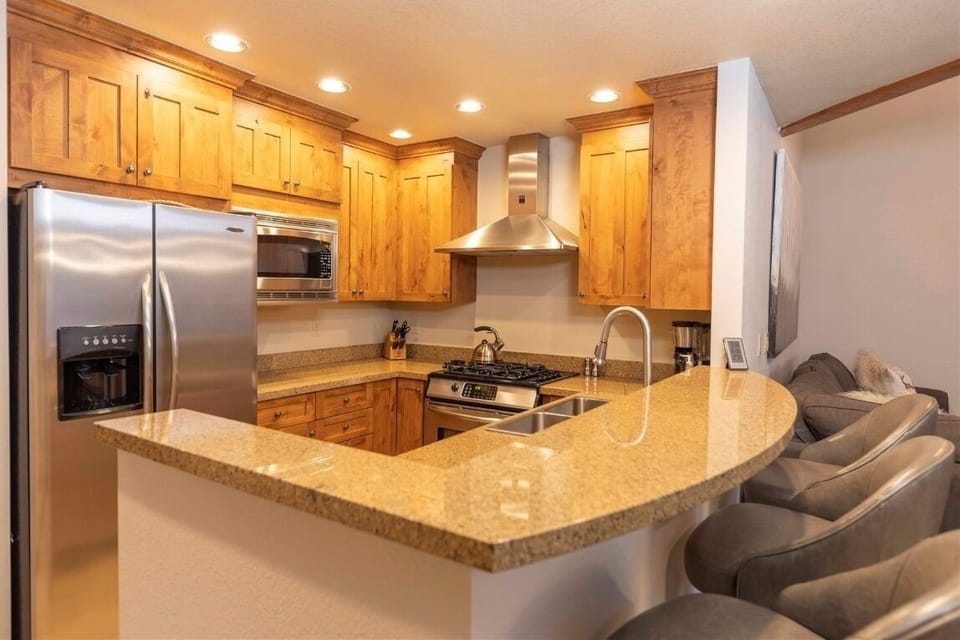 Townhome, 4 Bedrooms | Private kitchen | Fridge, oven, coffee/tea maker, toaster
