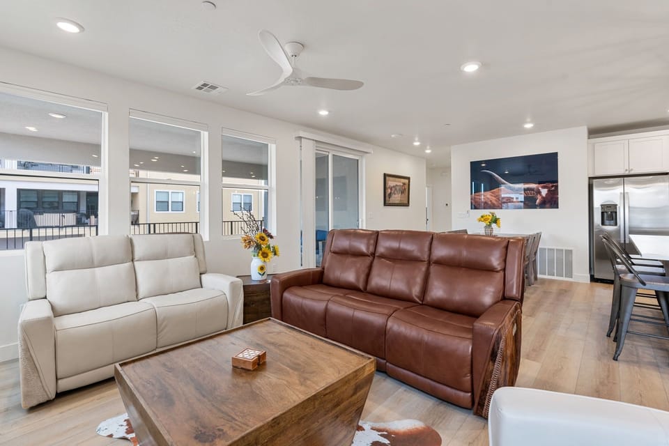 Condo, 3 Bedrooms | Living area | Smart TV