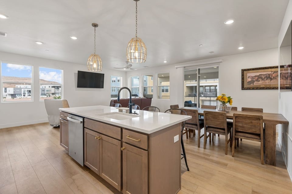 Condo, 3 Bedrooms | Private kitchen | Fridge, oven, coffee/tea maker, toaster