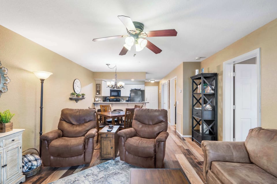 Condo, Multiple Beds, Balcony (Lake Harbour~on TRL) | Living area