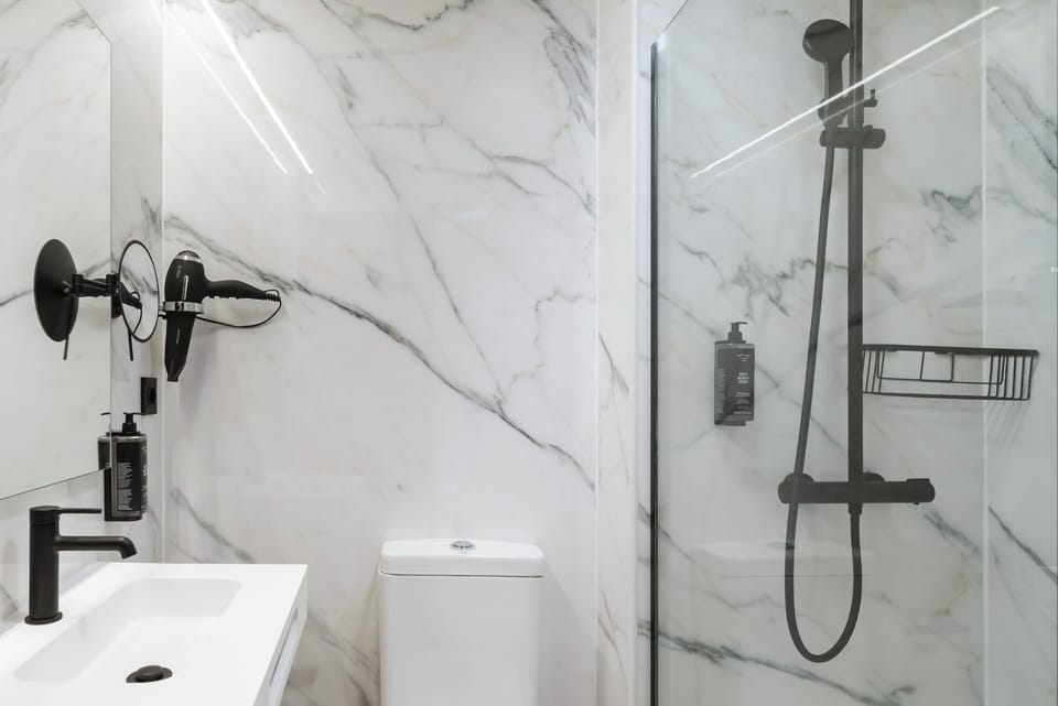 Queen Room | Bathroom | Shower, eco-friendly toiletries, hair dryer, towels