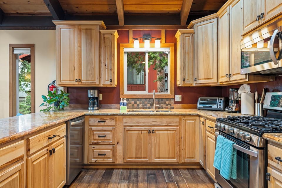 Kitchen - Timberwood Cabin