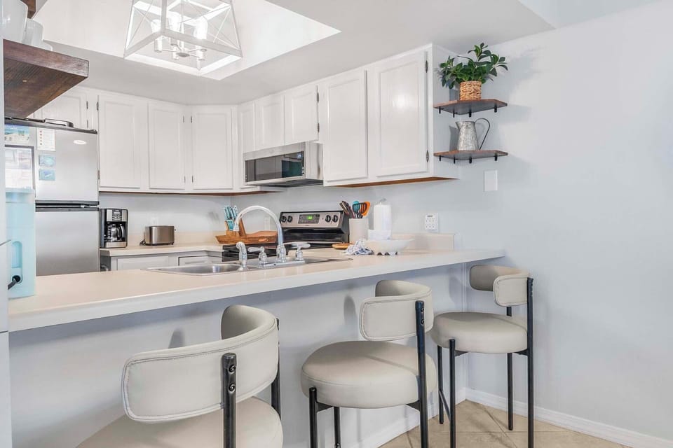 Eat-in kitchen bar seating