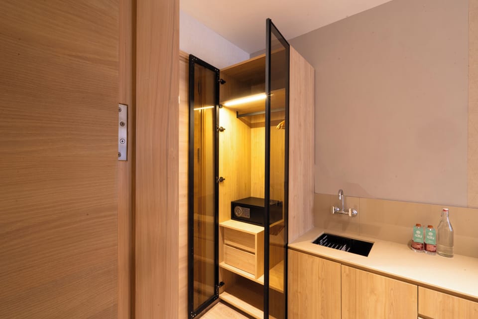 Club Double Room | Desk, iron/ironing board, WiFi (free)