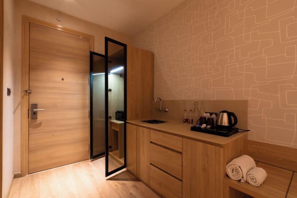 Club Double Room | Desk, iron/ironing board, WiFi (free)