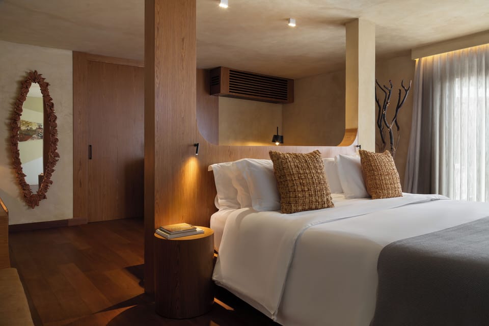 Luxury Room, Garden View | Premium bedding, free minibar, in-room safe, desk