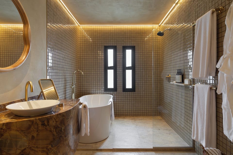 Luxury Room, Garden View | Bathroom | Free toiletries, hair dryer, slippers, towels
