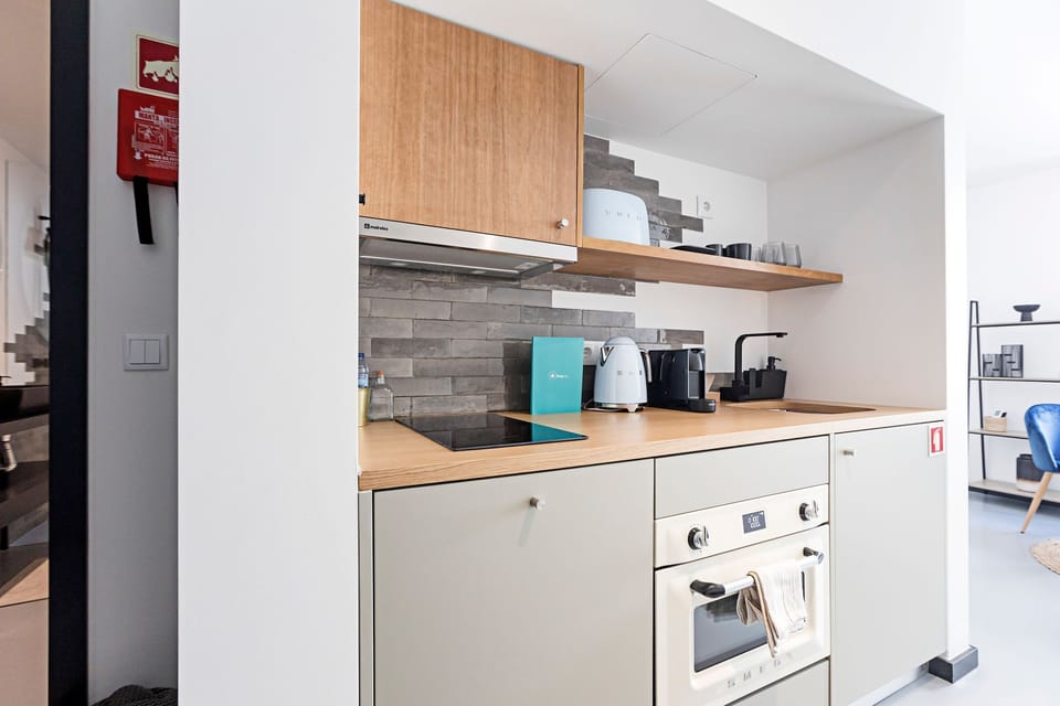 Microwave, oven, stovetop, cookware/dishes/utensils