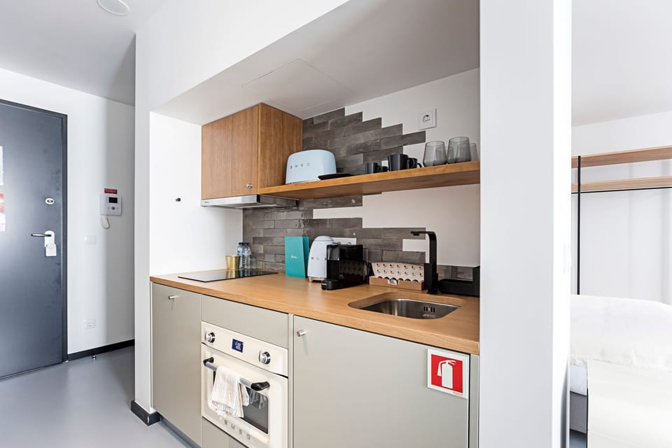 Studio | Private kitchen | Microwave, oven, stovetop, cookware/dishes/utensils