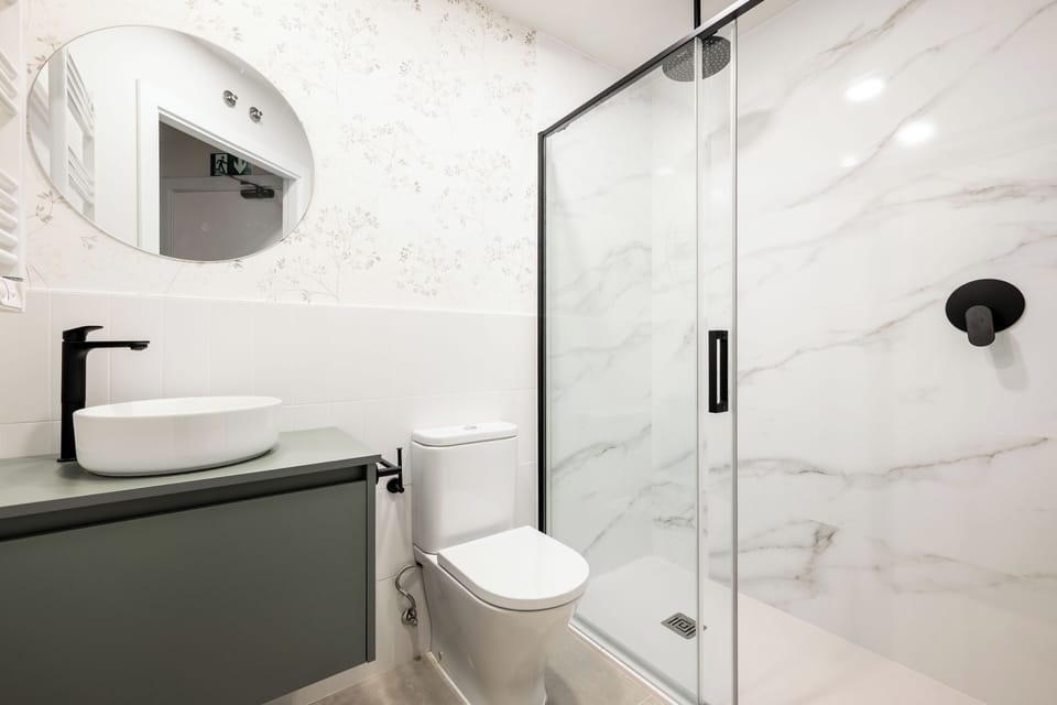 Shower, towels, soap, shampoo