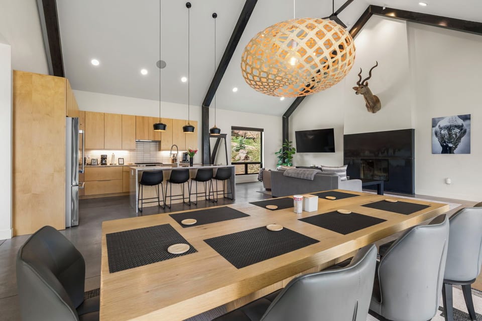 Dining area with mountain views and direct access to the deck — an easy spot to gather and settle in.