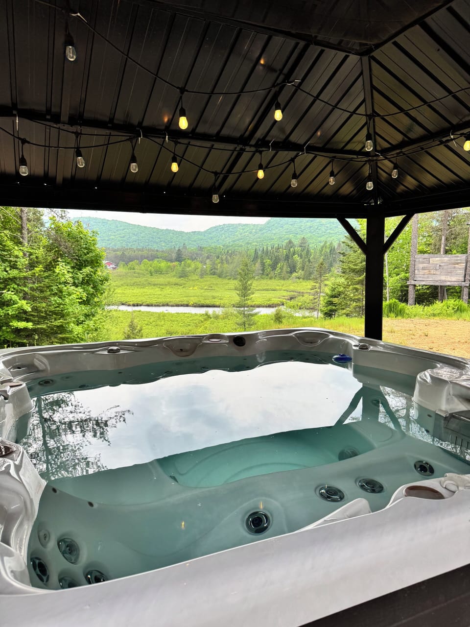 Outdoor spa tub