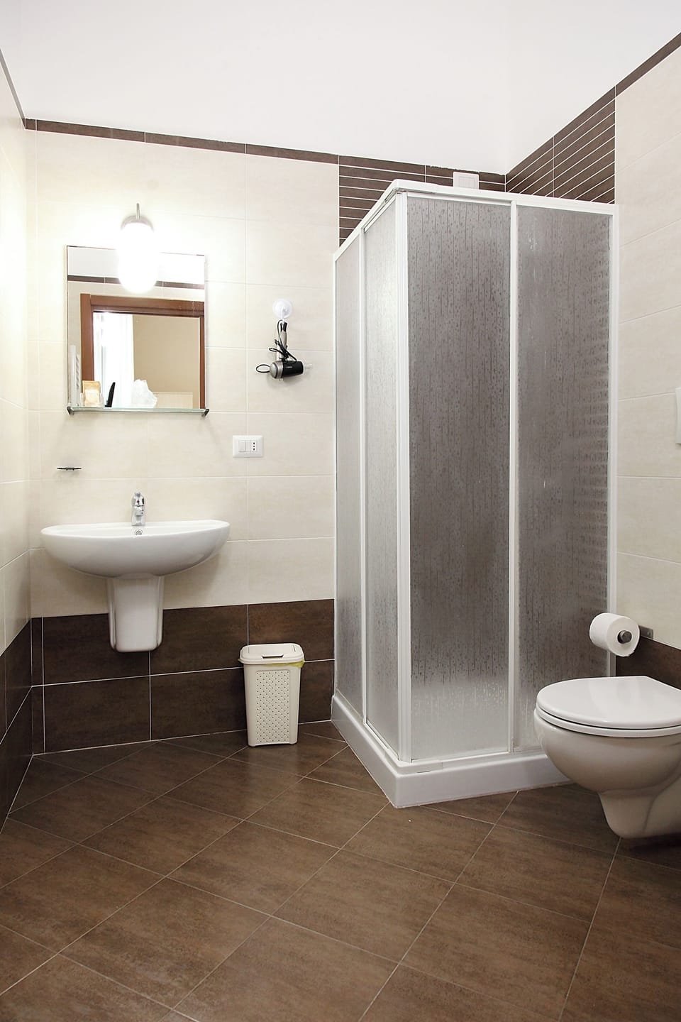 Deluxe Quadruple Room | Bathroom | Shower, free toiletries, hair dryer, bidet