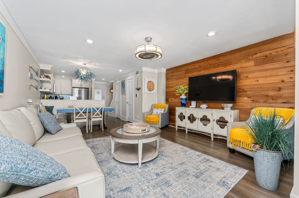 Plenty of room for everyone to kick back & relax following a day at the beach. 