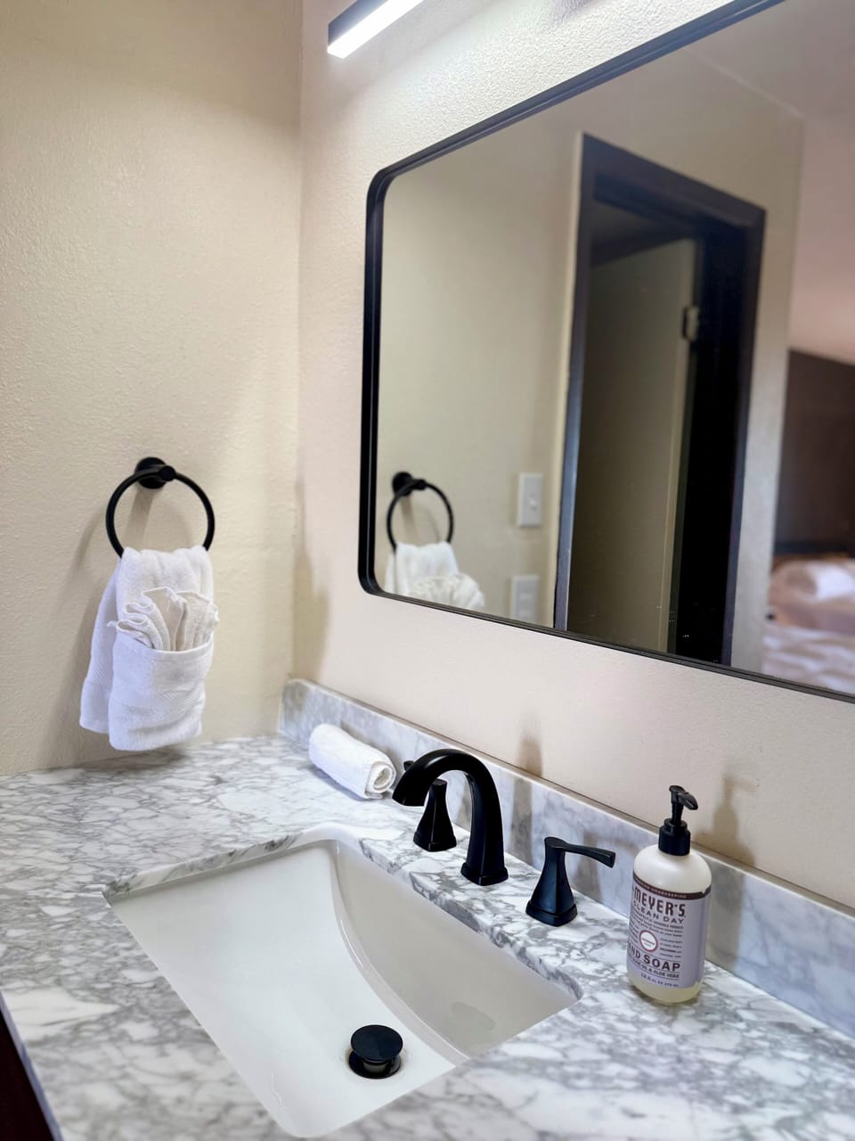 Deluxe Double Room, Valley View | Bathroom | Free toiletries, towels, soap, shampoo