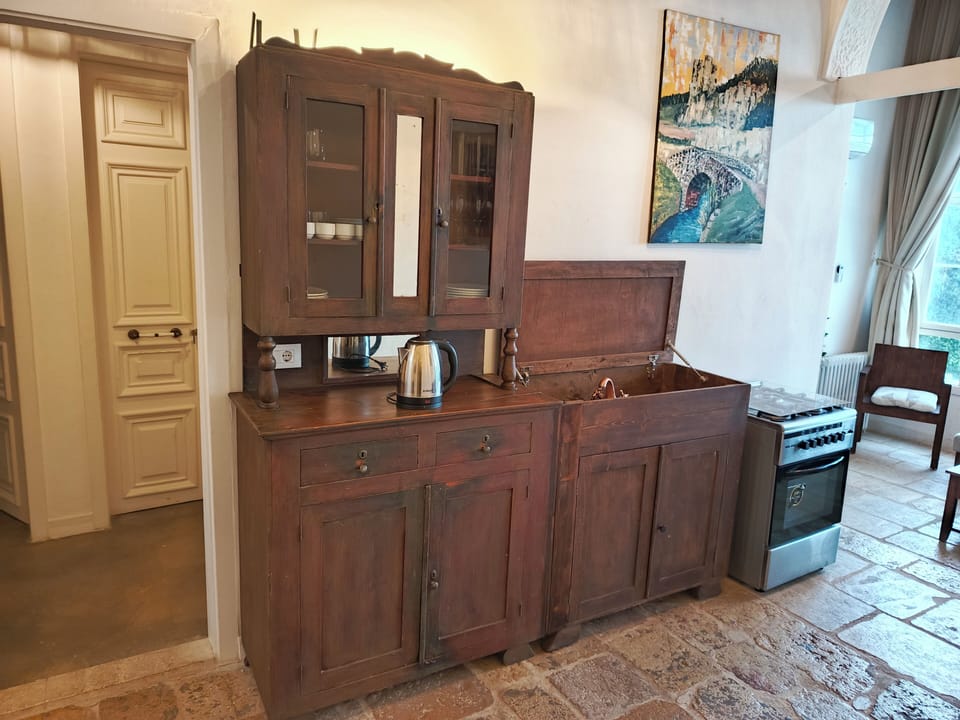 House, 4 Bedrooms, Kitchen, Mountain View | Private kitchen | Full-size fridge, microwave, oven, stovetop