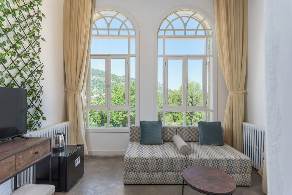 House, 4 Bedrooms, Kitchen, Mountain View | Living room | 43-inch Smart TV with cable channels, streaming services