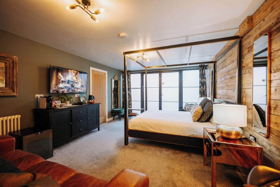 Deluxe Double Room, Mobility Accessible, Non Smoking | Individually decorated, individually furnished, laptop workspace