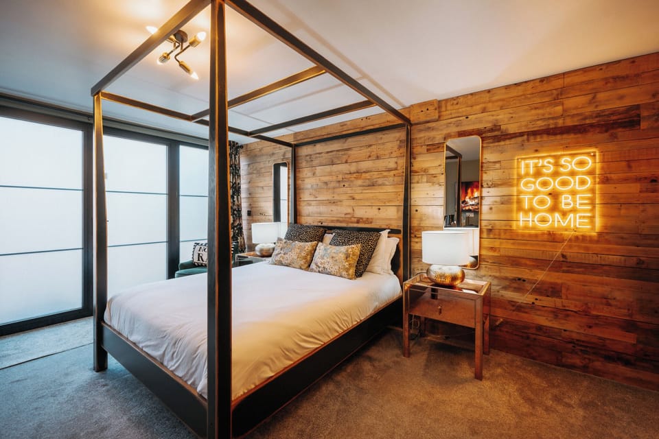 Deluxe Double Room, Mobility Accessible, Non Smoking | Individually decorated, individually furnished, laptop workspace