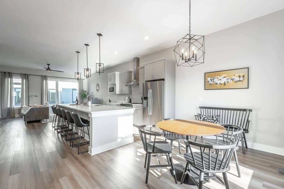 Kitchen/ Dining Area