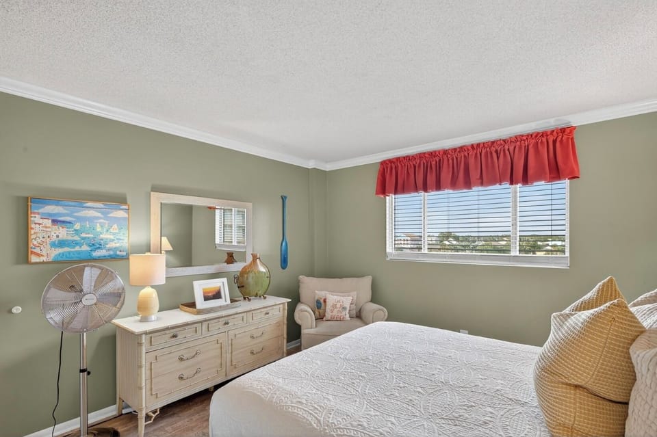 Queen Bedroom 