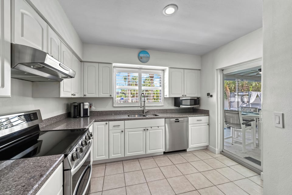 Fresh sea breeze flows in from the lanai as you cook—easy meals and effortless indoor-outdoor living meet here.