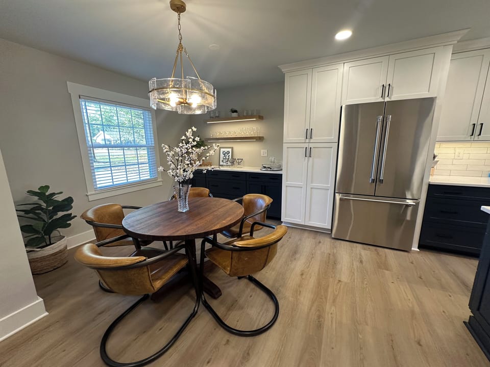 Dining area with seating for 5 with nice bar area. 