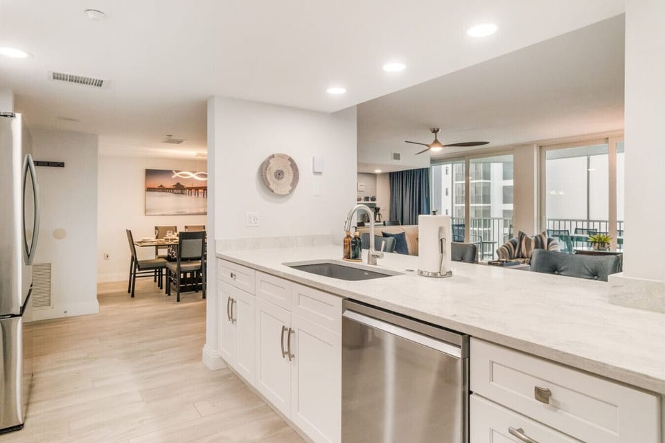 Open, airy, and made for mingling — perfect for post-beach snacks or happy hour chats. 🌞🍹