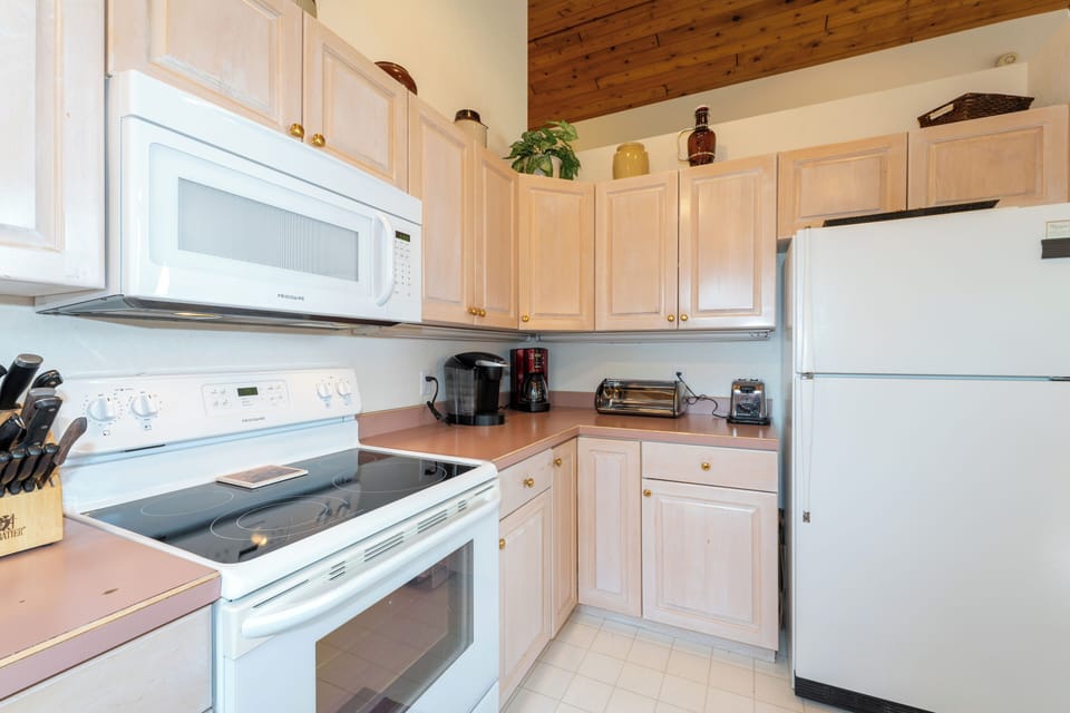 Keurig and classic coffee maker | Interior