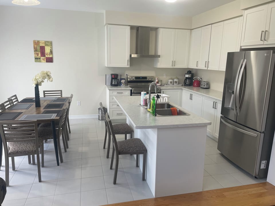 Deluxe House | Private kitchen | Full-size fridge, microwave, oven, dishwasher