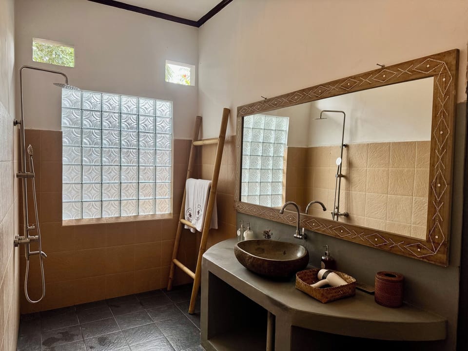 Shower, hair dryer, slippers, bidet