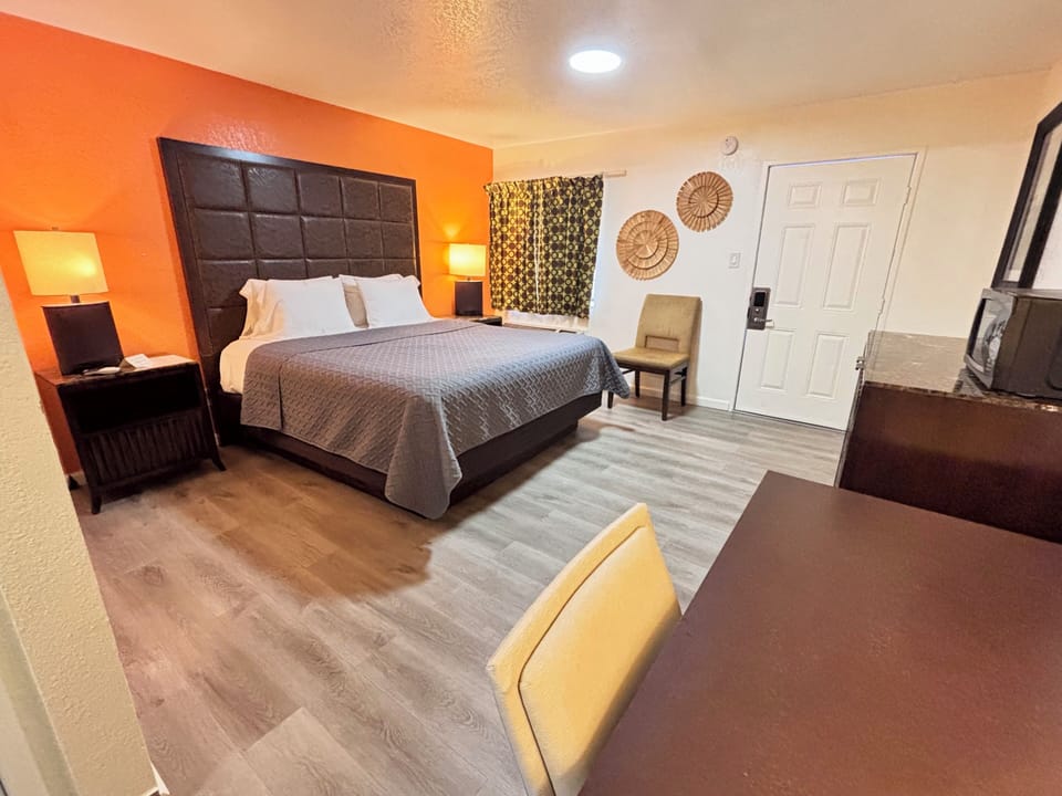 Standard Room, 1 King Bed, Non Smoking, Private Bathroom | In-room safe, desk, laptop workspace, blackout drapes