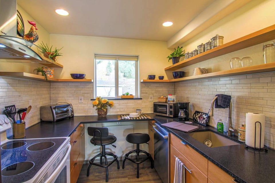 Kitchen: Main floor, drip coffee maker, toaster oven, Crockpot, blender, cooking utensils