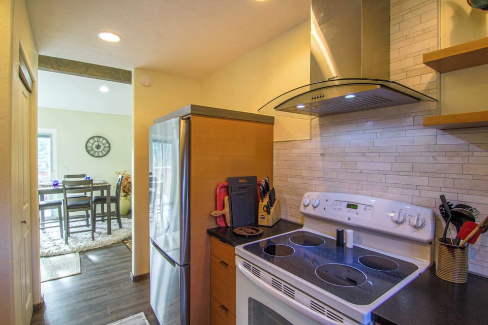 Kitchen: Main floor, drip coffee maker, toaster oven, Crockpot, blender, cooking utensils