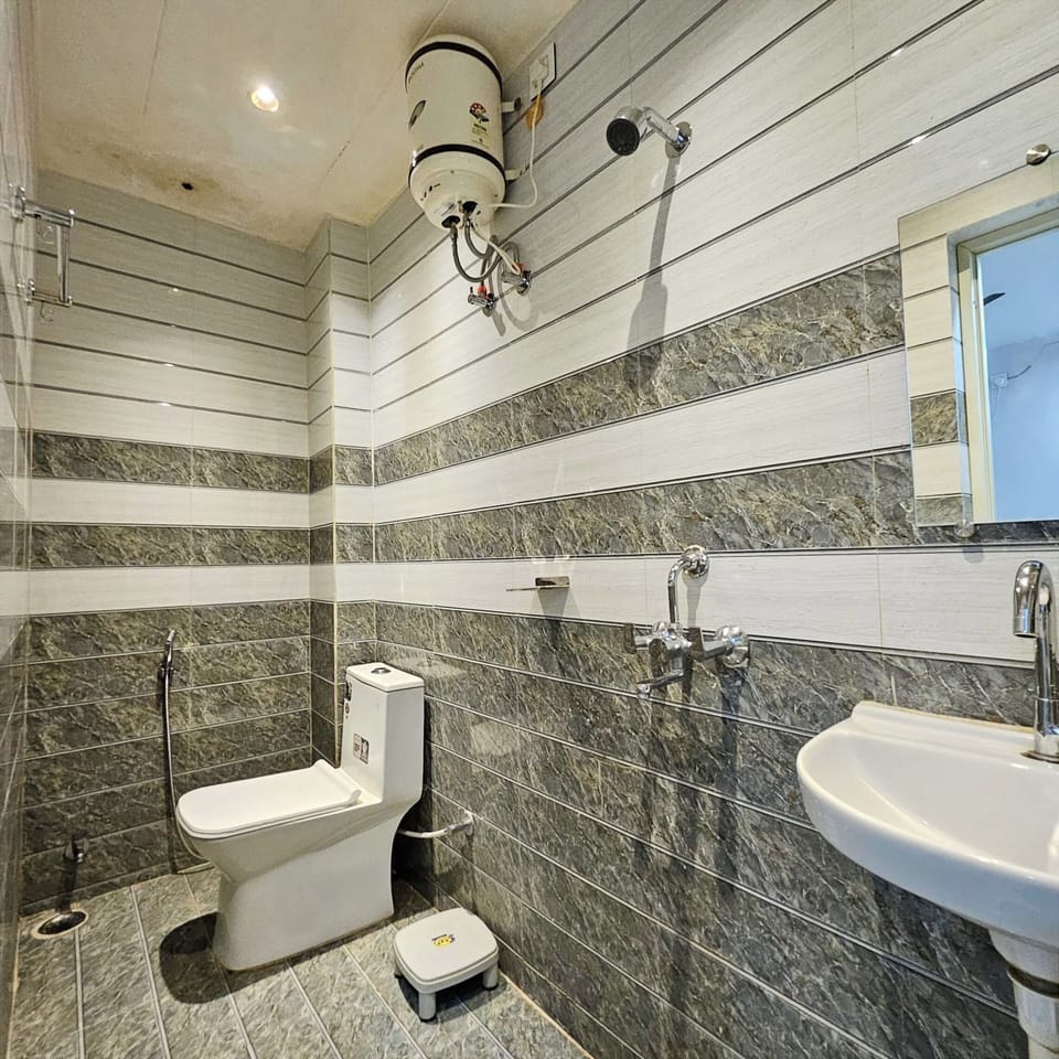 Shower, rainfall showerhead, free toiletries, towels