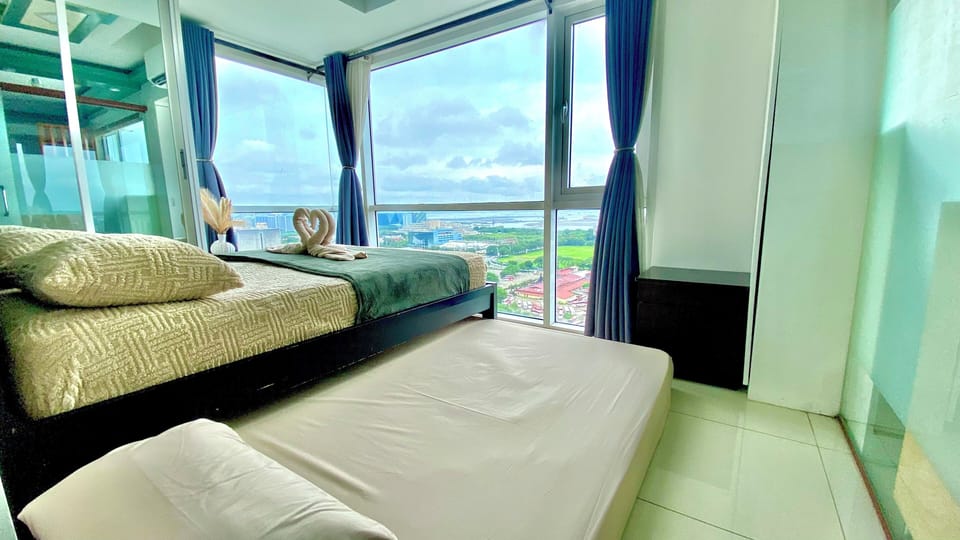 Luxury Condo, Bay View | Desk, laptop workspace, blackout drapes, soundproofing