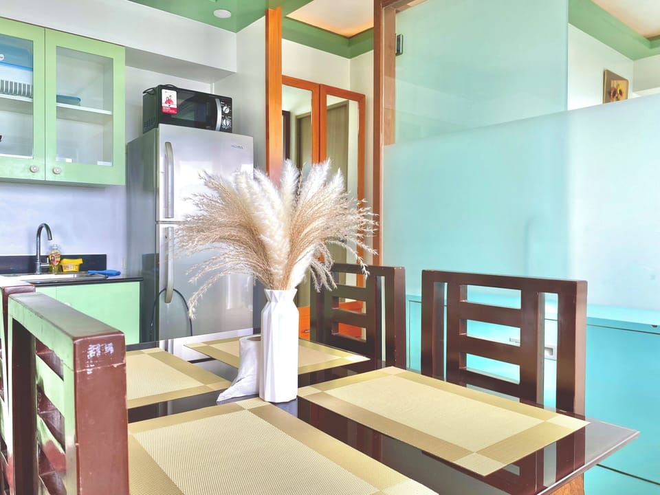 Luxury Condo, Bay View | Private kitchen | Full-size fridge, microwave, oven, stovetop
