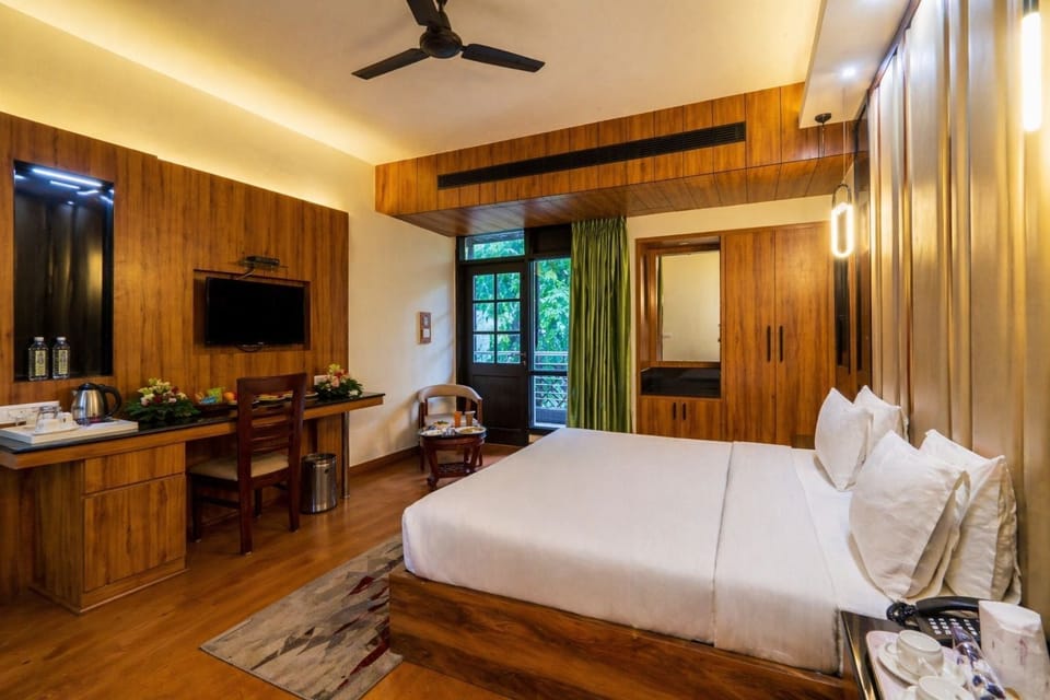 Standard Room | Minibar, desk, laptop workspace, iron/ironing board