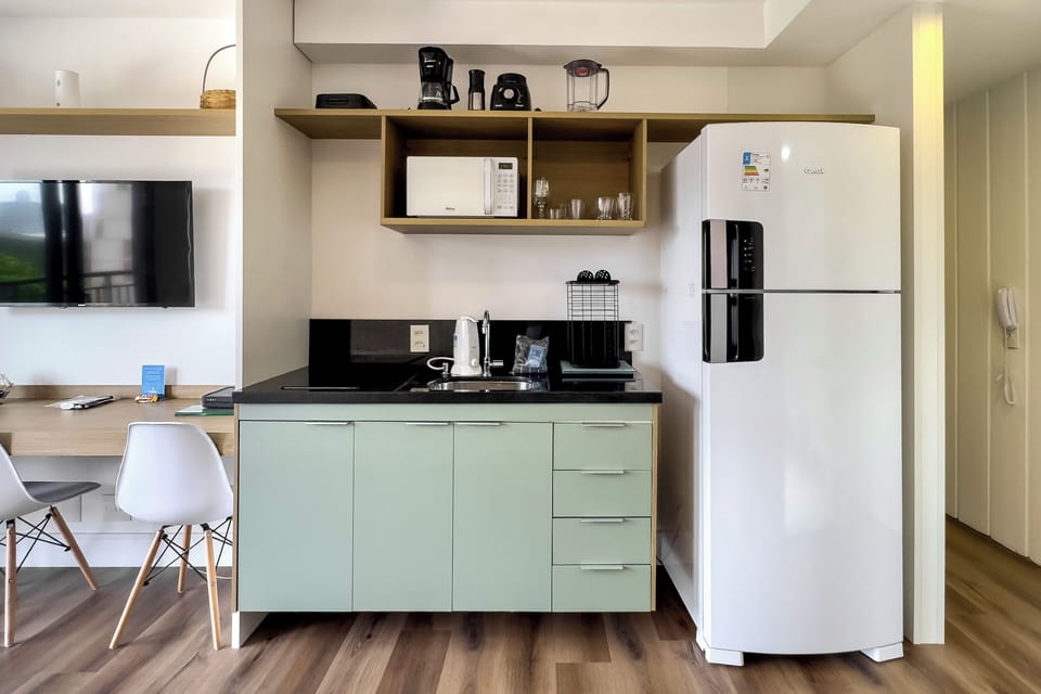 Comfort Studio Suite, 1 Queen Bed, Kitchenette, City View | Private kitchen